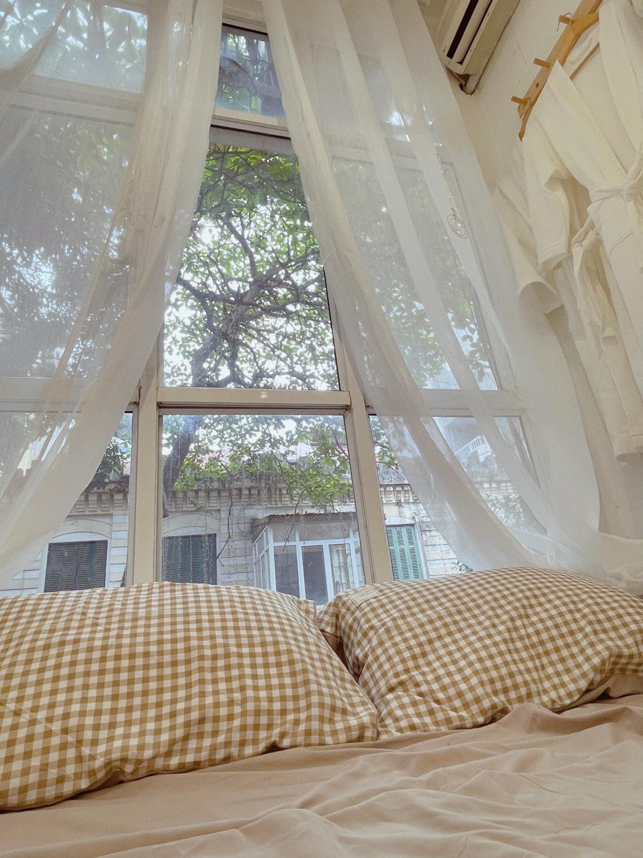 Bright Large Window Room Private External Bathroom