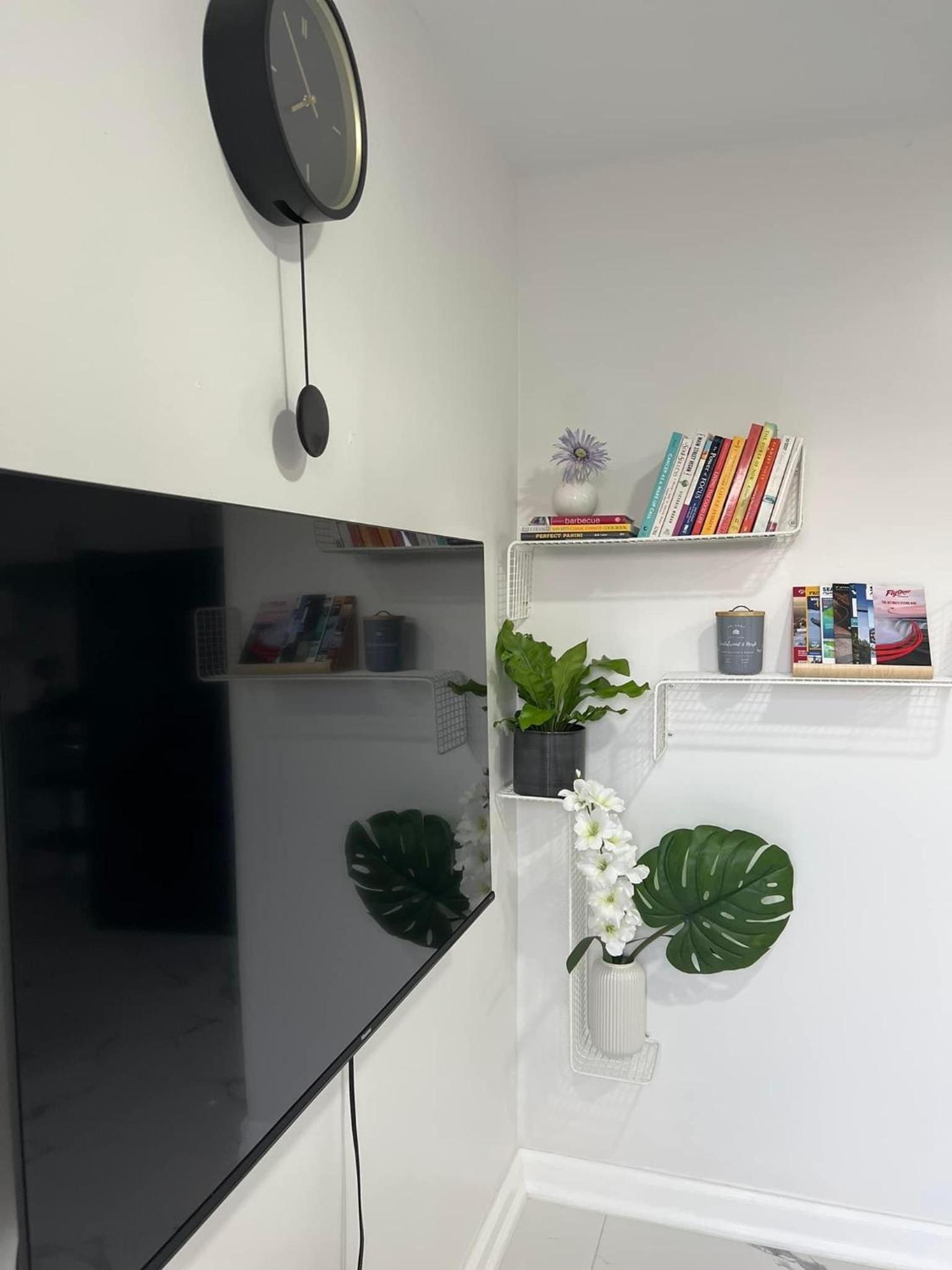 2BR 1BA Guest Suite with King Bed - Free Parking - Renfrew Station - Central Location