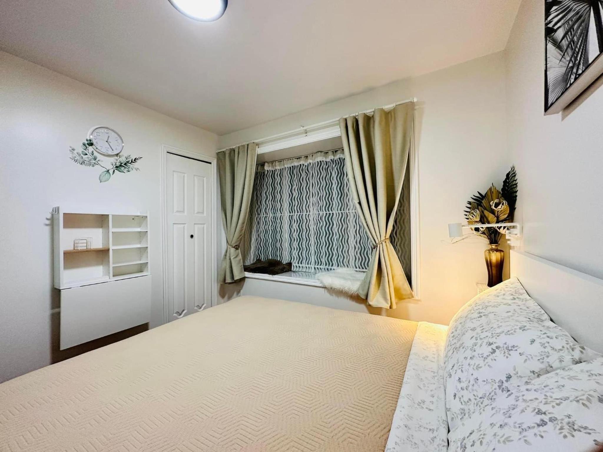 2BR 1BA Guest Suite with King Bed - Free Parking - Renfrew Station - Central Location