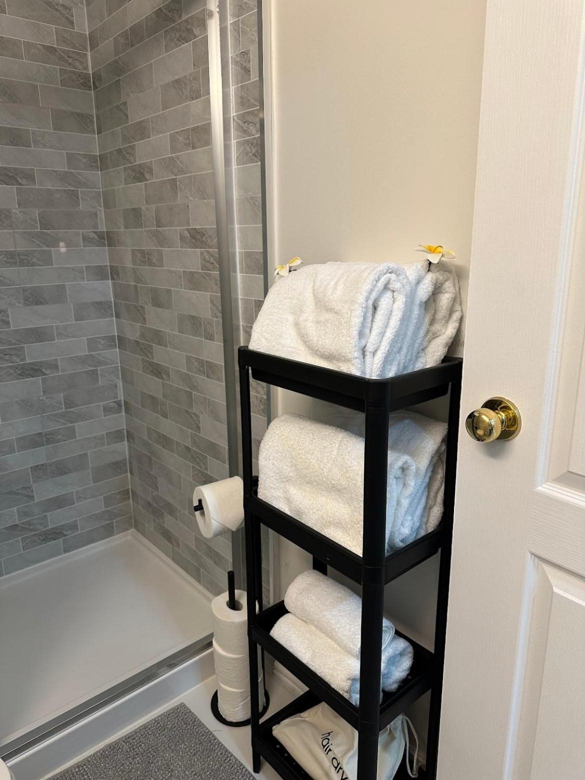 2BR 1BA Guest Suite with King Bed - Free Parking - Renfrew Station - Central Location
