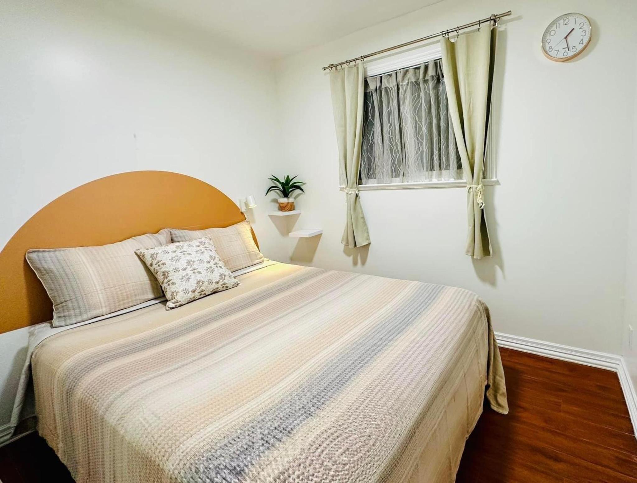 2BR 1BA Guest Suite with King Bed - Free Parking - Renfrew Station - Central Location