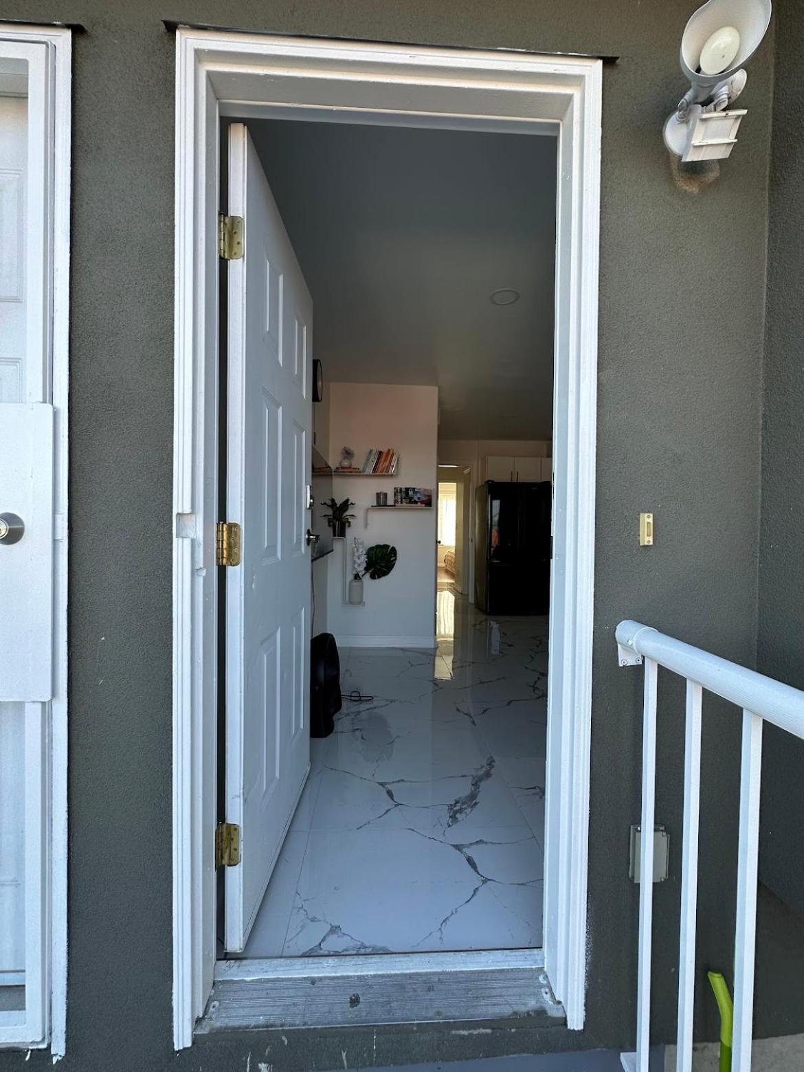 2BR 1BA Guest Suite with King Bed - Free Parking - Renfrew Station - Central Location