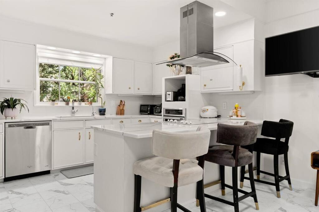 City Center Luxury Villa: Modern Oasis with Pool view 4