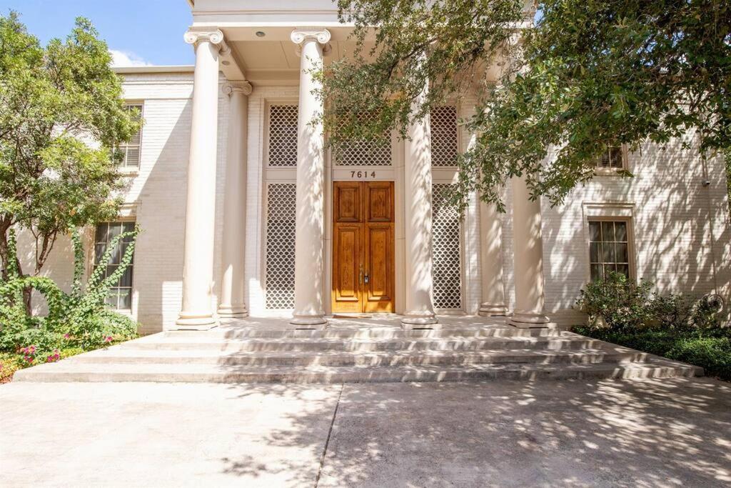 City Center Luxury Villa: Modern Oasis with Pool view 5