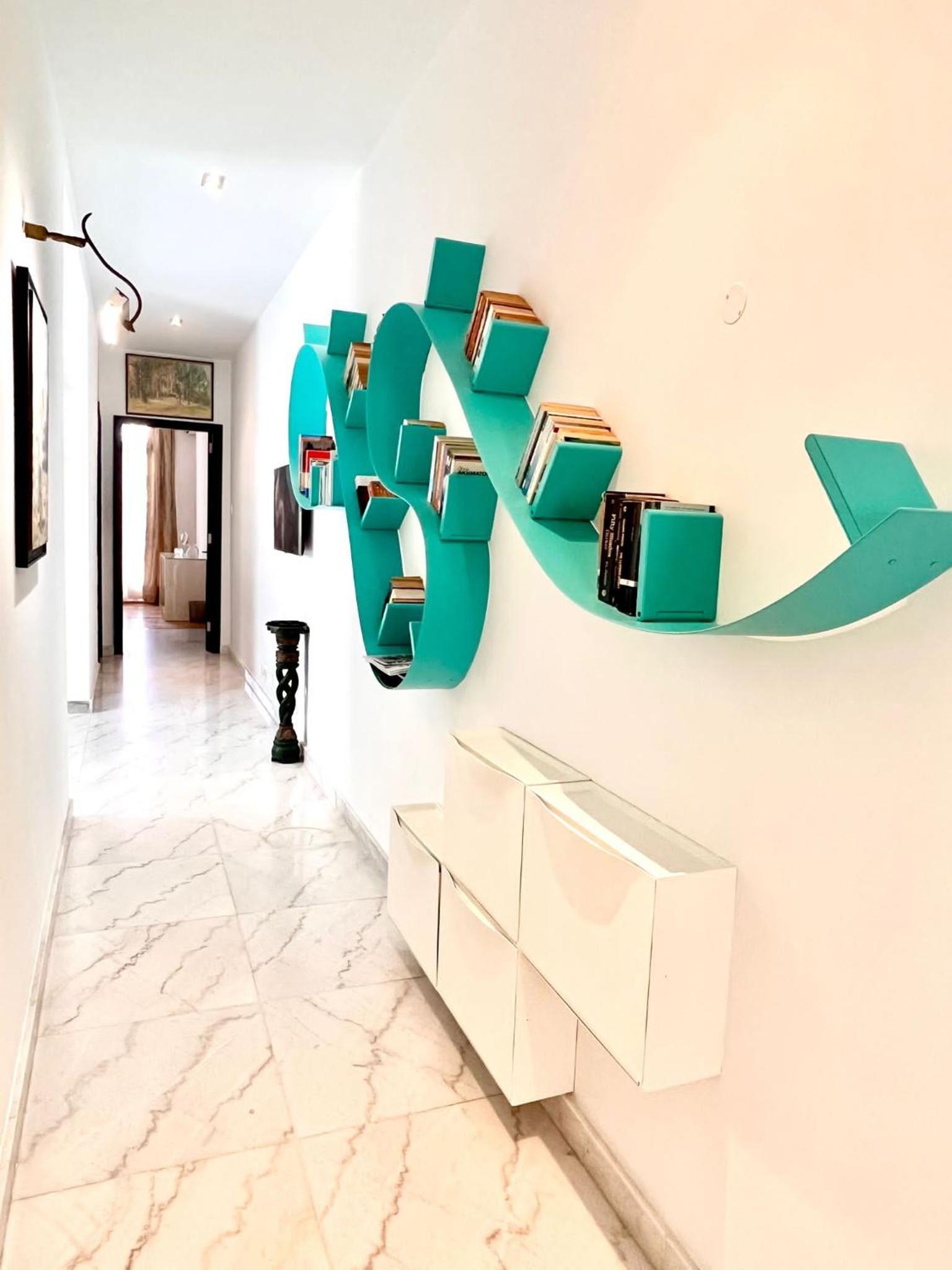 Hotel Bright Bookworm's Haven - Image 1