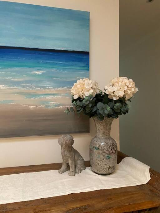 Absolute Beach Front Home -Dogs, Surf, Relax, Bush