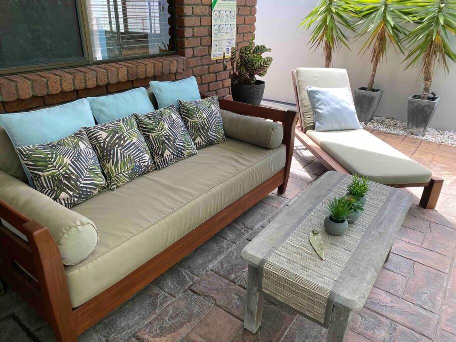 Absolute Beach Front Home -Dogs, Surf, Relax, Bush