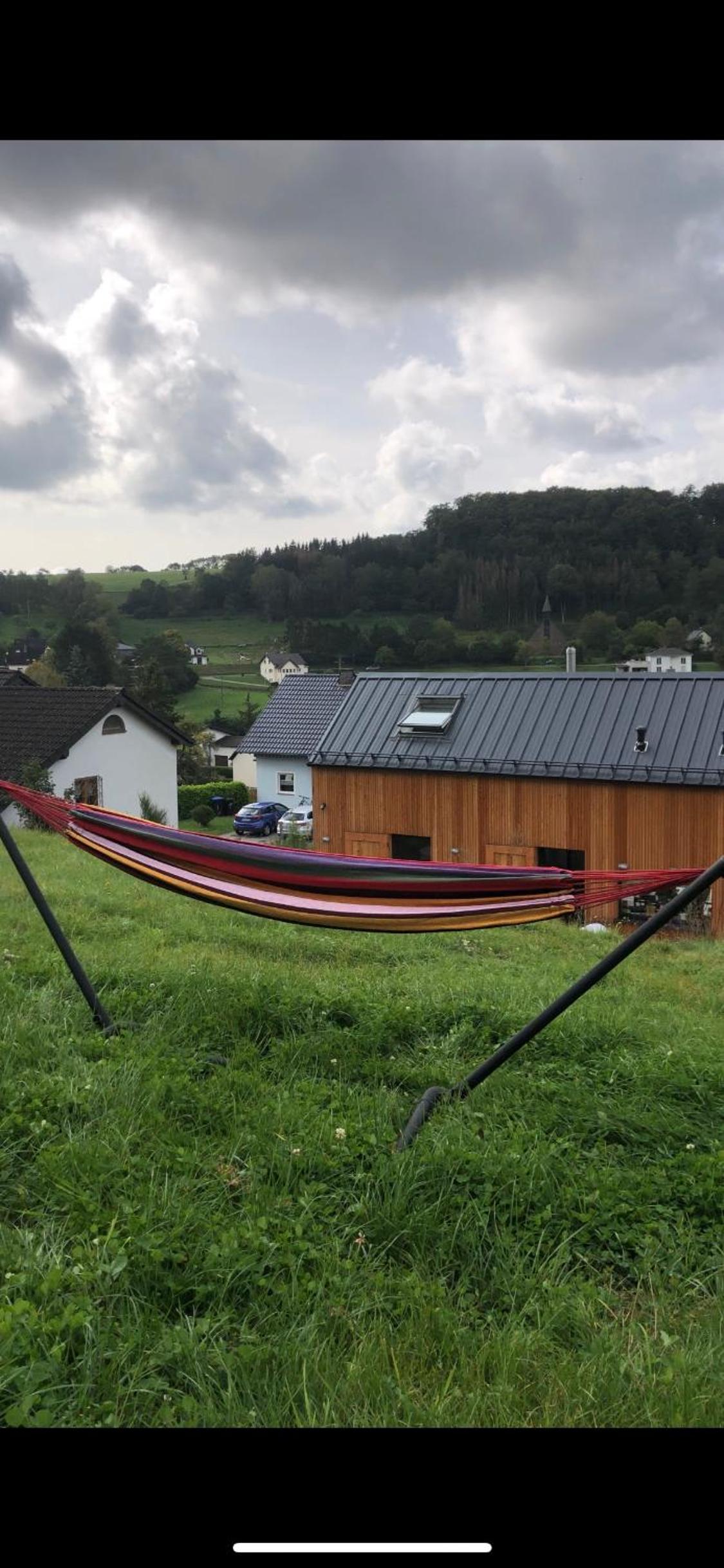 Modernes, ökologisches Design Ferienhaus in der Eifel Vulkaneifel I 2 Schlafzimmer, Sauna, Yoga & Kaminofen, schnelles WLAN & Arbeitsplatz