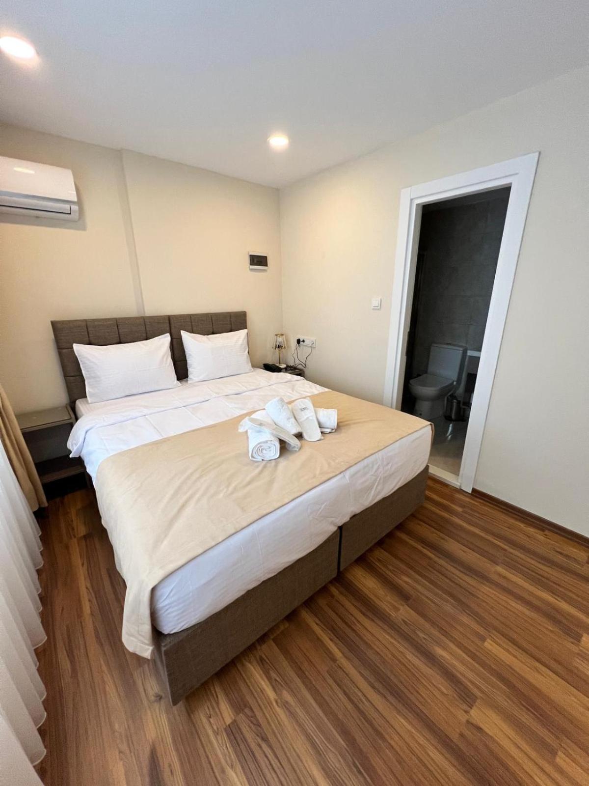 Taksim Nacre 360 Suit - Image 33