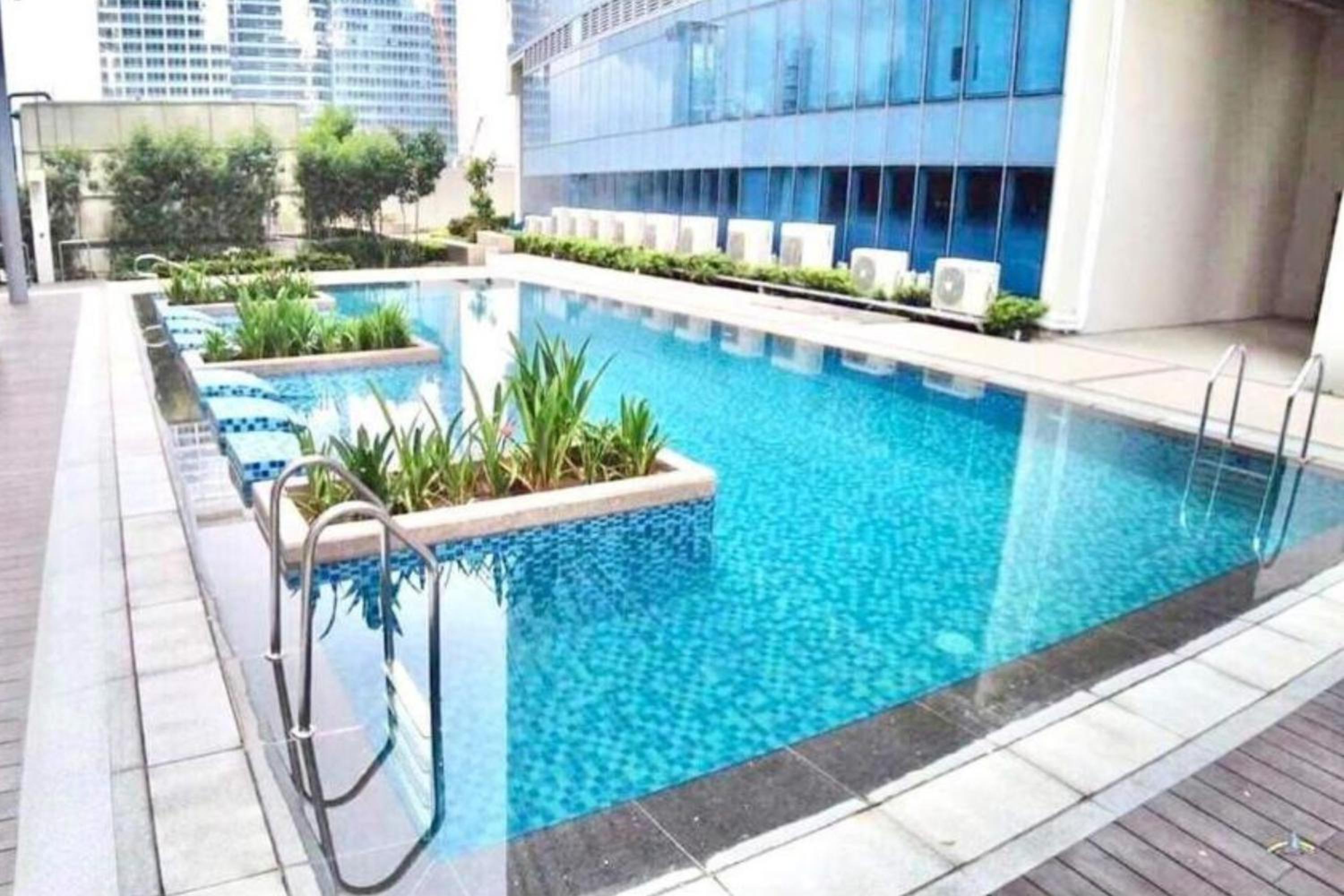 Cozy 1BR Apartment in Manila, BGC, with Balcony & Pool view 3