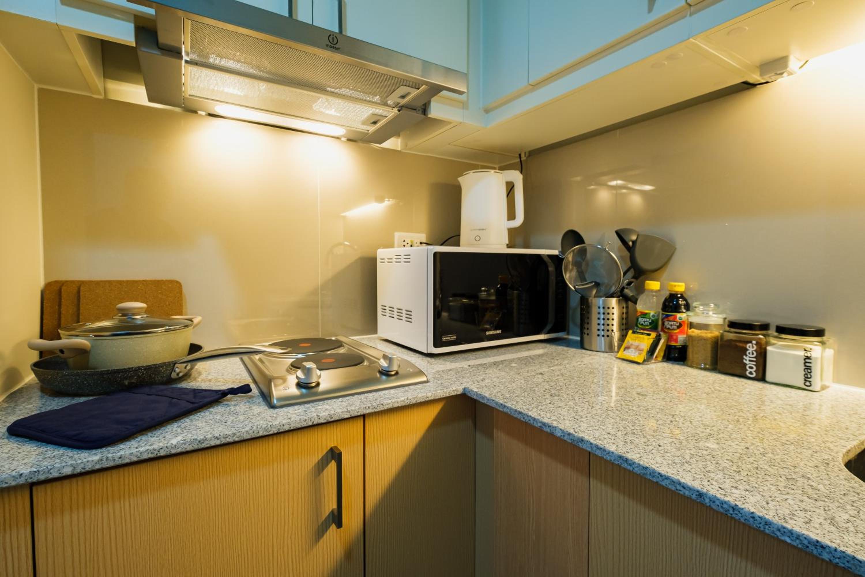 Cozy 1BR Apartment in Manila, BGC, with Balcony & Pool view 5