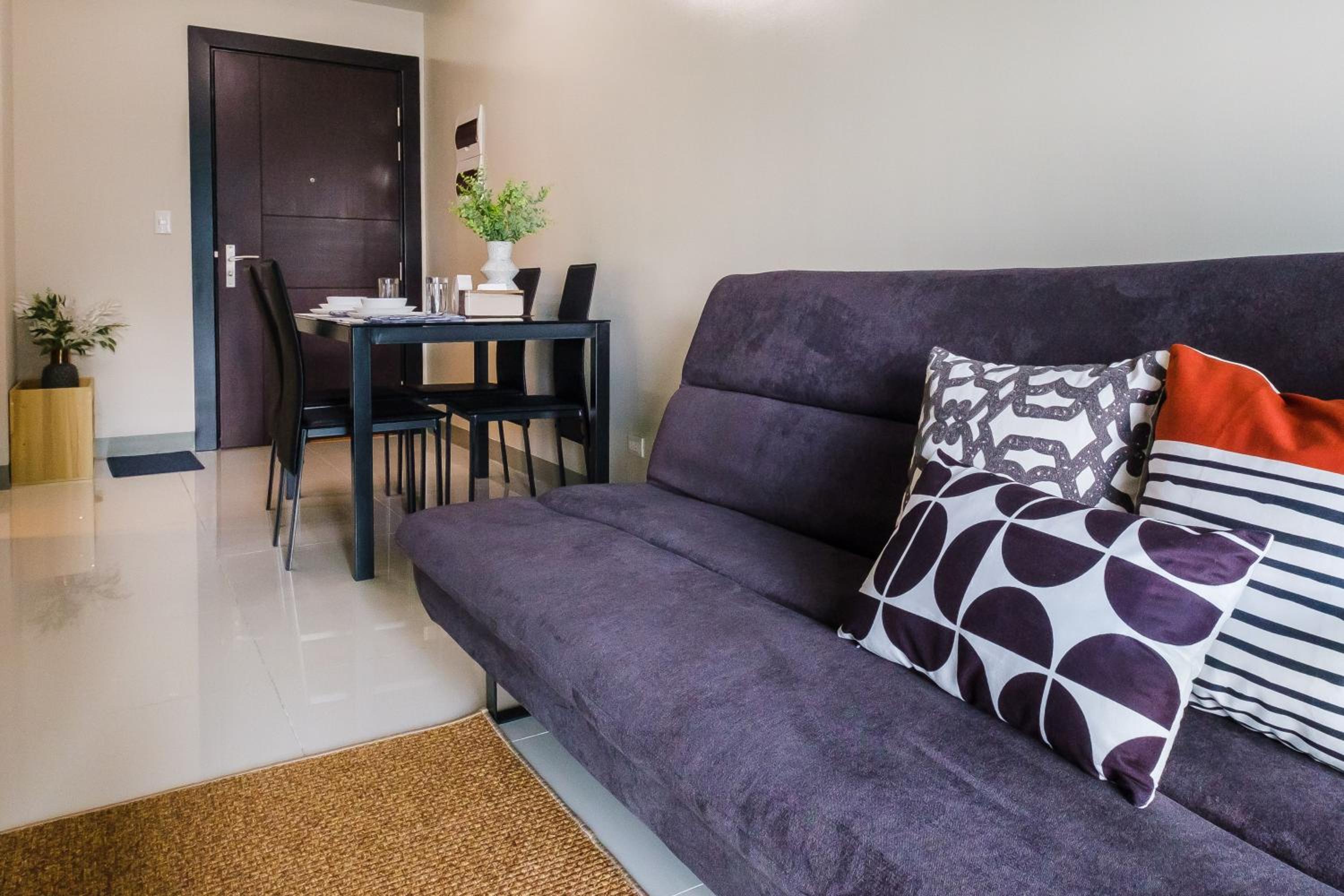 Cozy 1BR Apartment in Manila, BGC, with Balcony & Pool view 4