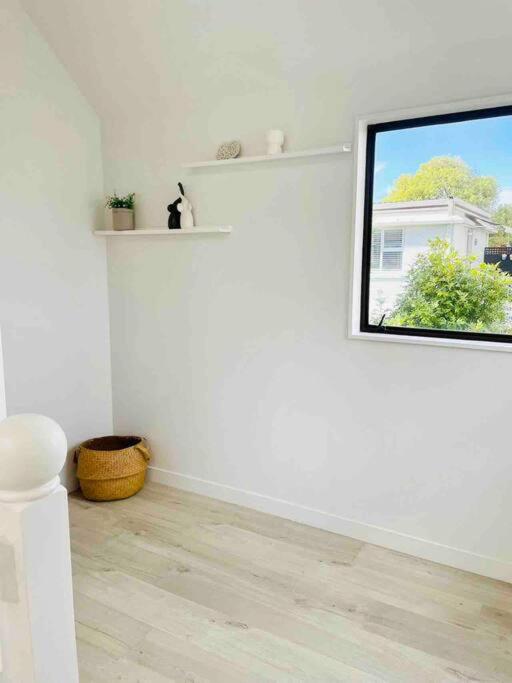 Spacious Mission Bay Villa 100m to the beach, seaview, private garden, Netflix view 4