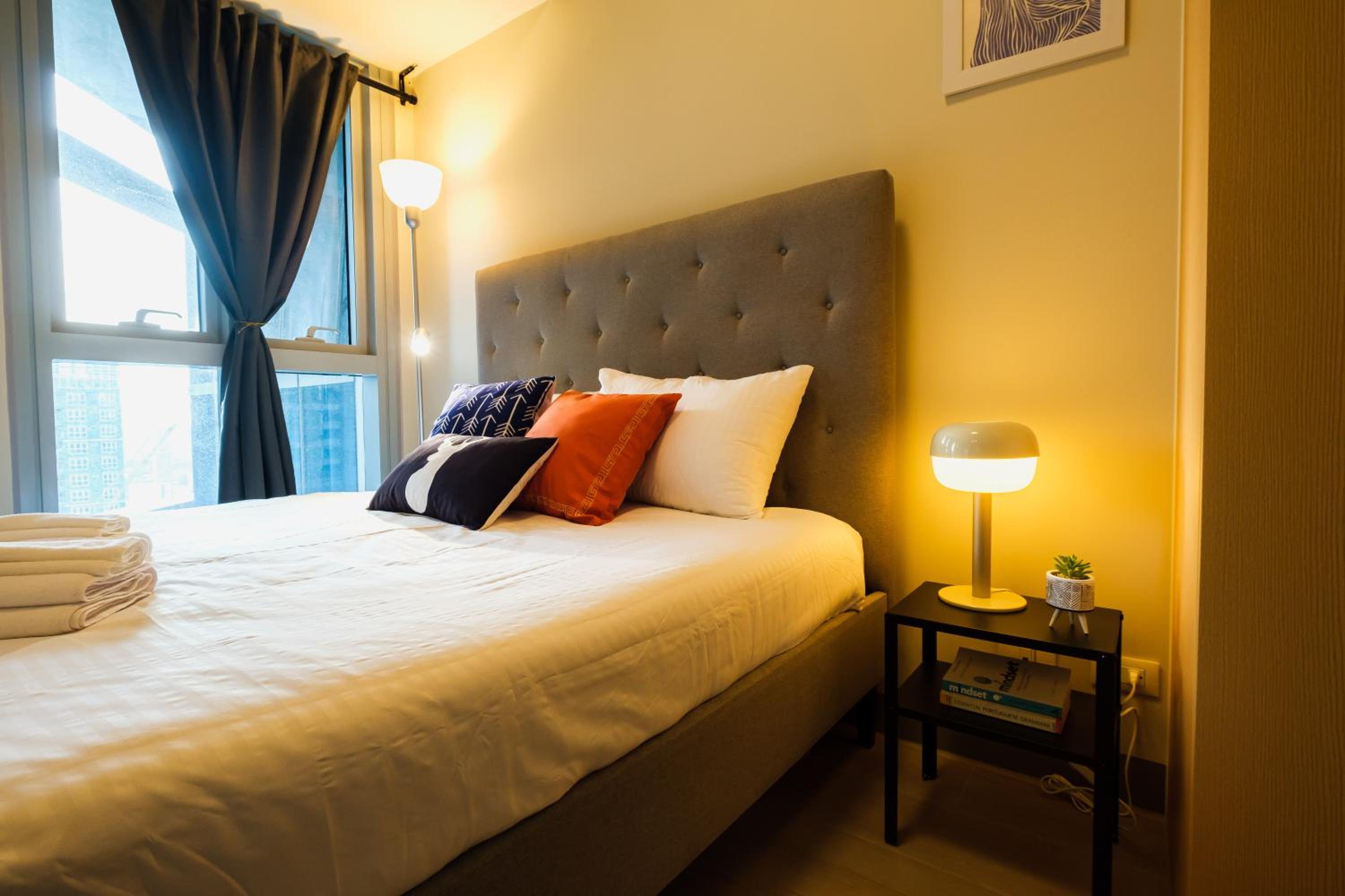 Cozy 1BR Apartment in Manila, BGC, with Balcony & Pool view 2