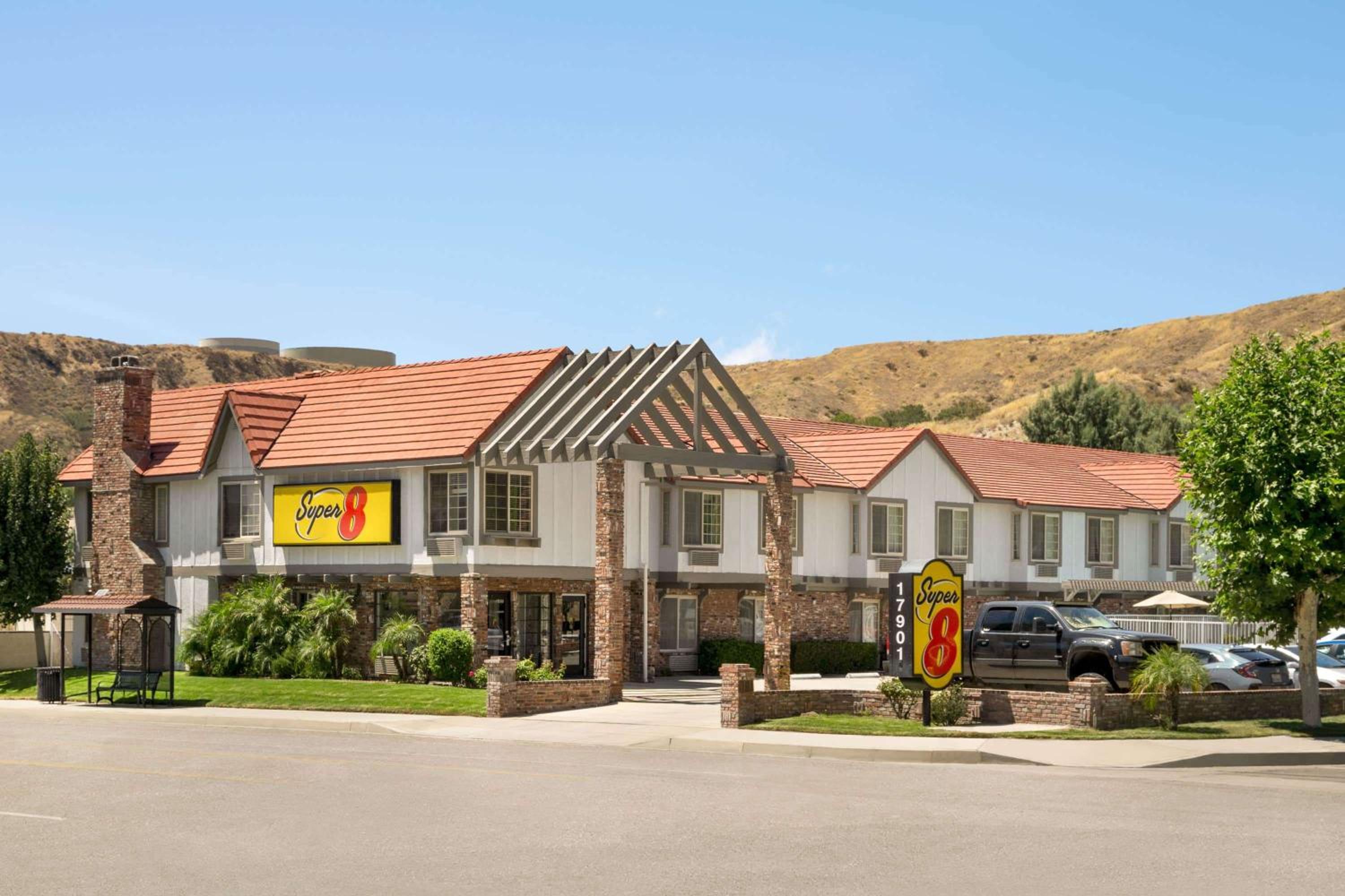 Super 8 by Wyndham Santa Clarita/Valencia