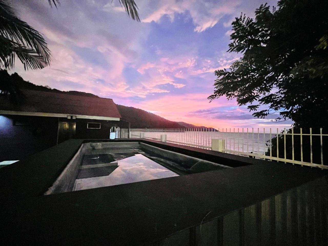 Beach-Front Mini-Chalet - Private Beach Access, KTV, Seaview Pool, BBQ and Beyond! photo 6
