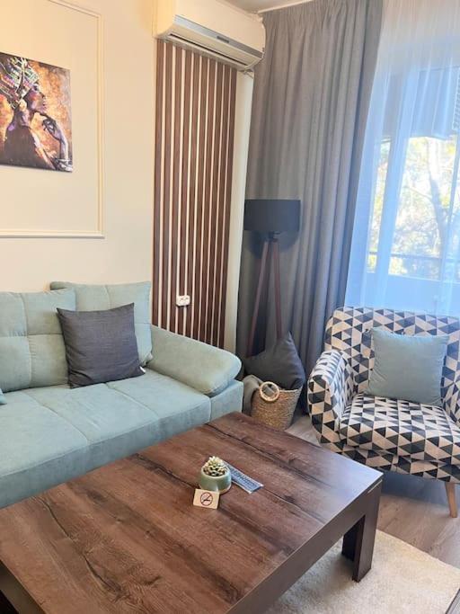 Flat 7 luxury apartment, free parking.