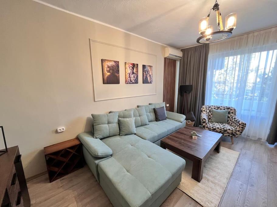Flat 7 luxury apartment, free parking.