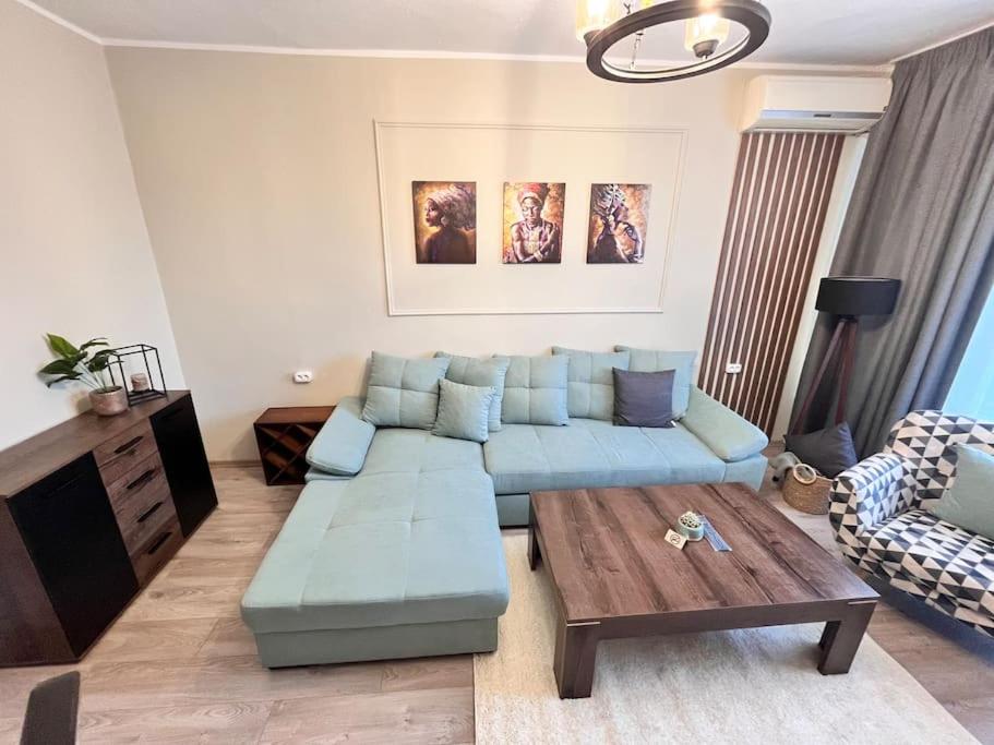 Flat 7 luxury apartment, free parking.