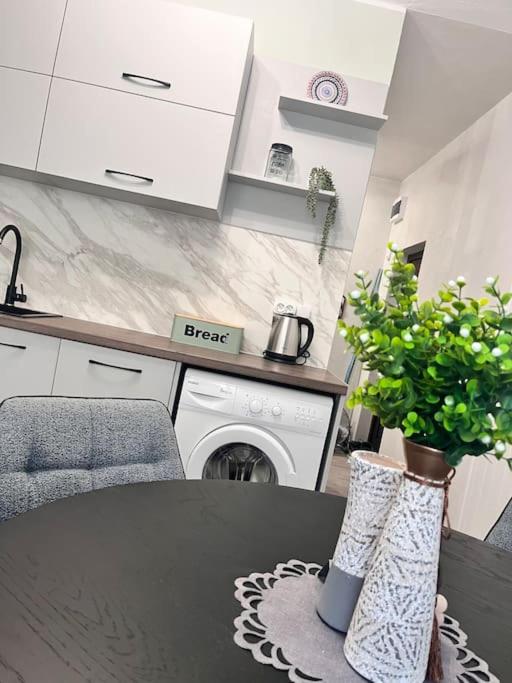 Flat 7 luxury apartment, free parking.
