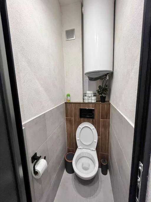 Flat 7 luxury apartment, free parking.