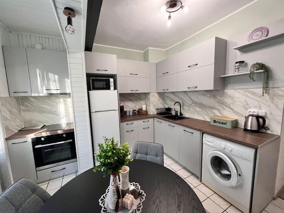 Flat 7 luxury apartment, free parking.