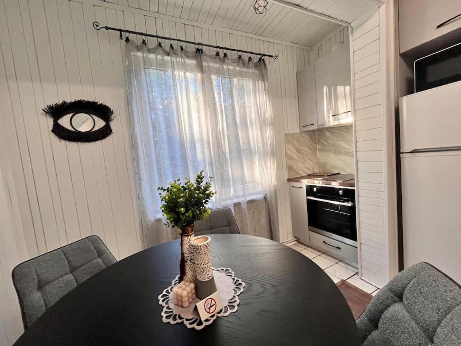 Flat 7 luxury apartment, free parking.