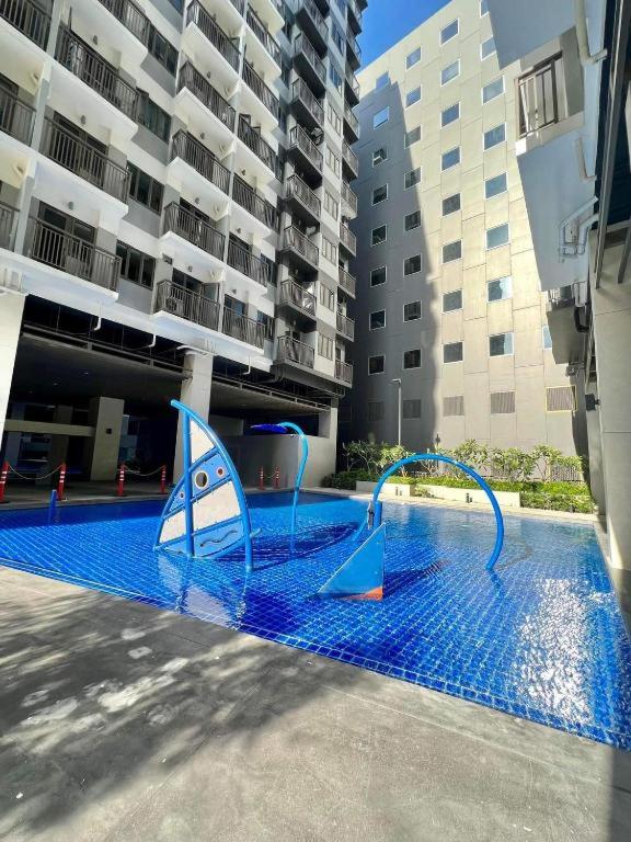 Brandnew European design Condo Flat in MOA Pasay complex view 3