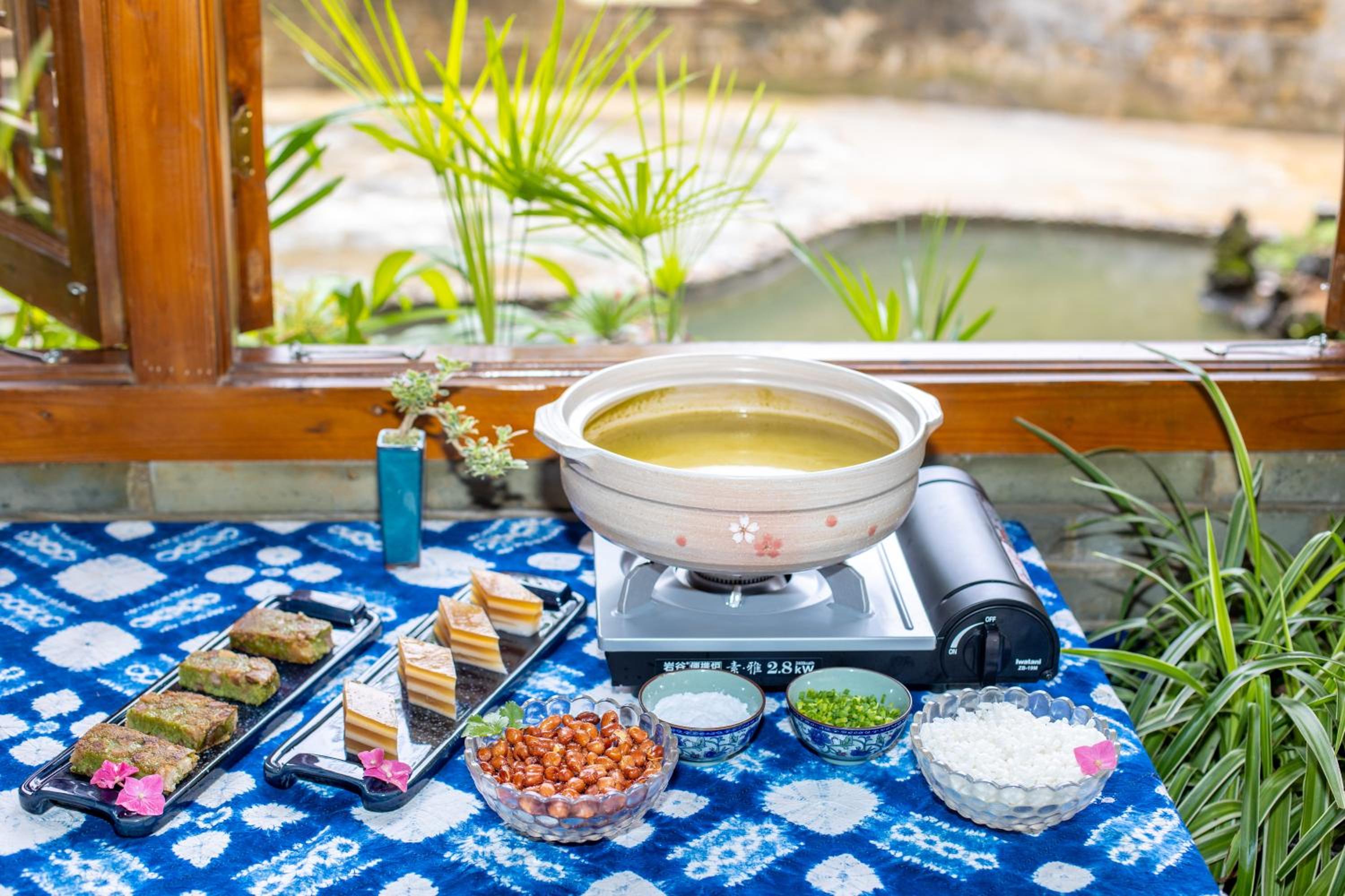 Yangshuo River Lodge Hotel--English speaking team&Swimming pool&Activties organized&Free pick up from Airport or TS over 3 nights