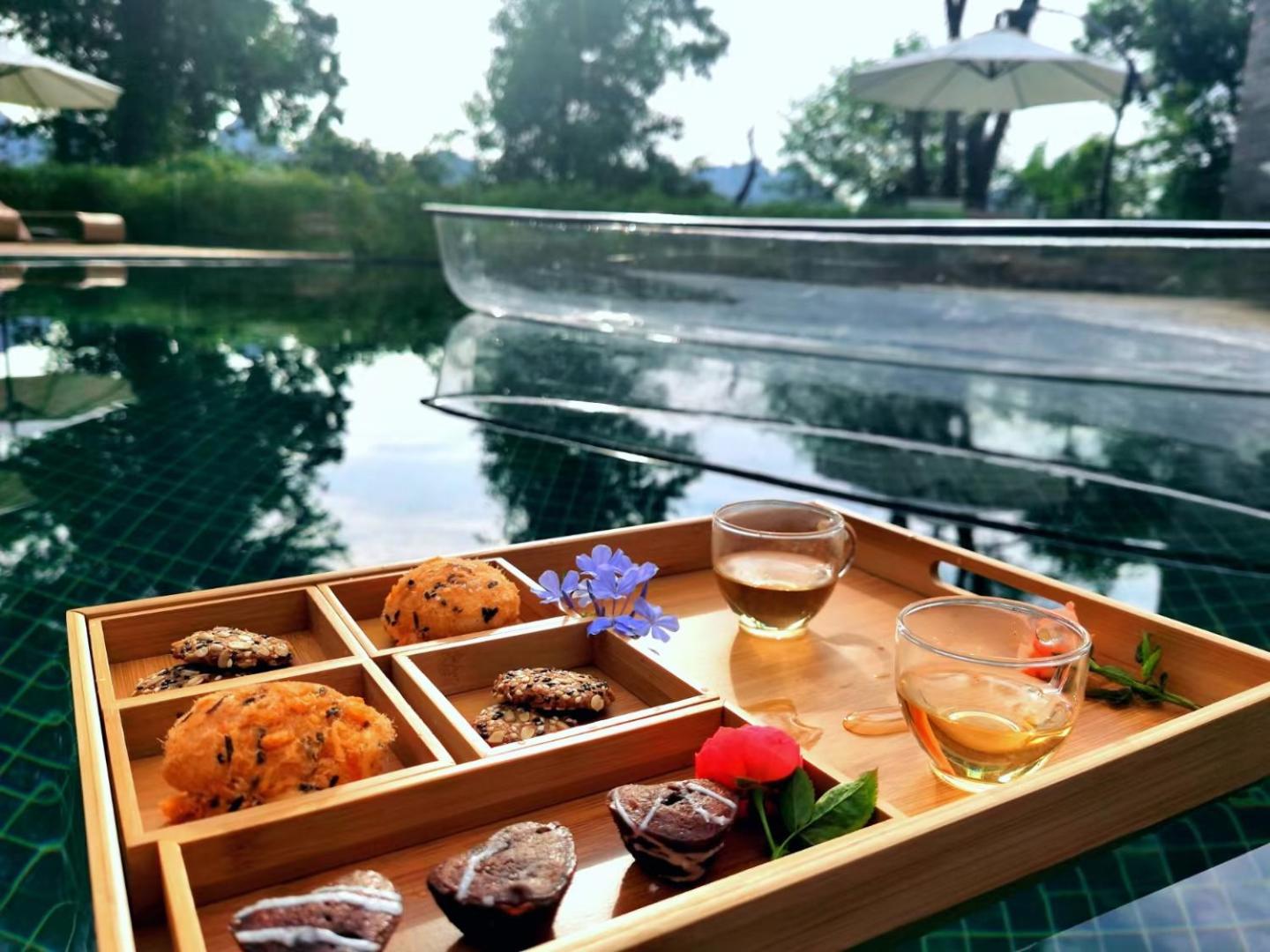 Yangshuo River Lodge Hotel--English speaking team&Swimming pool&Activties organized&Free pick up from Airport or TS over 3 nights