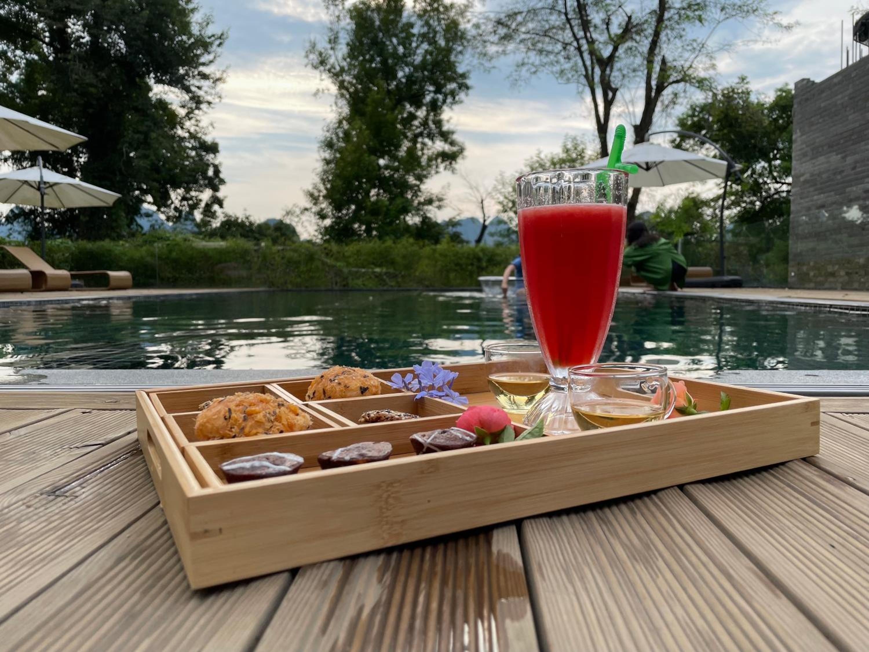 Yangshuo River Lodge Hotel--English speaking team&Swimming pool&Activties organized&Free pick up from Airport or TS over 3 nights