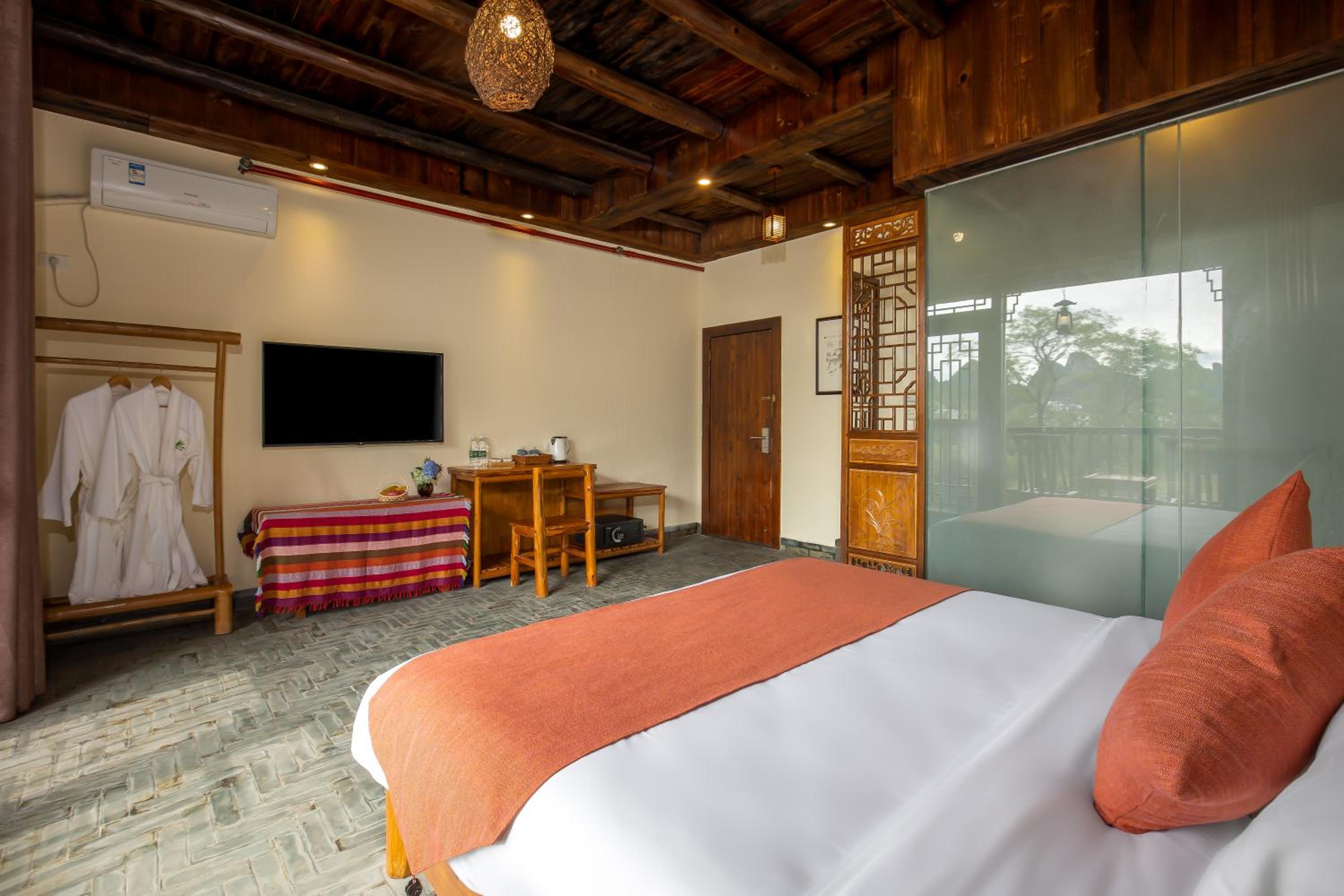 Yangshuo River Lodge Hotel--English speaking team&Swimming pool&Activties organized&Free pick up from Airport or TS over 3 nights