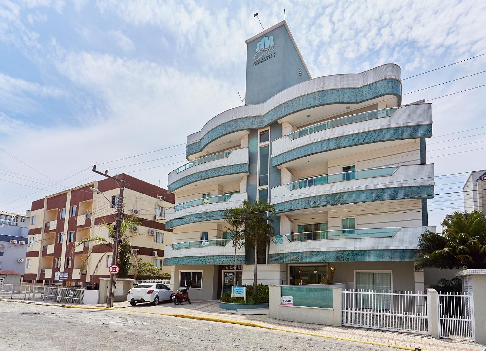 983 Apartamento de cobertura com vista para o mar com 02 suítes e 02 garagens na praia do centro de Bombinhas