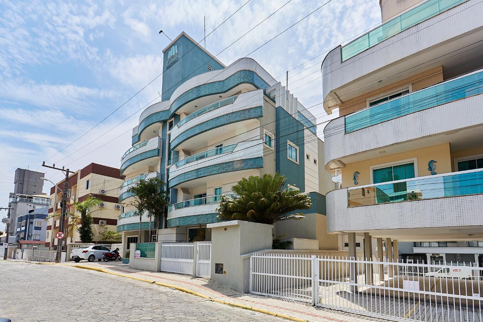 983 Apartamento de cobertura com vista para o mar com 02 suítes e 02 garagens na praia do centro de Bombinhas