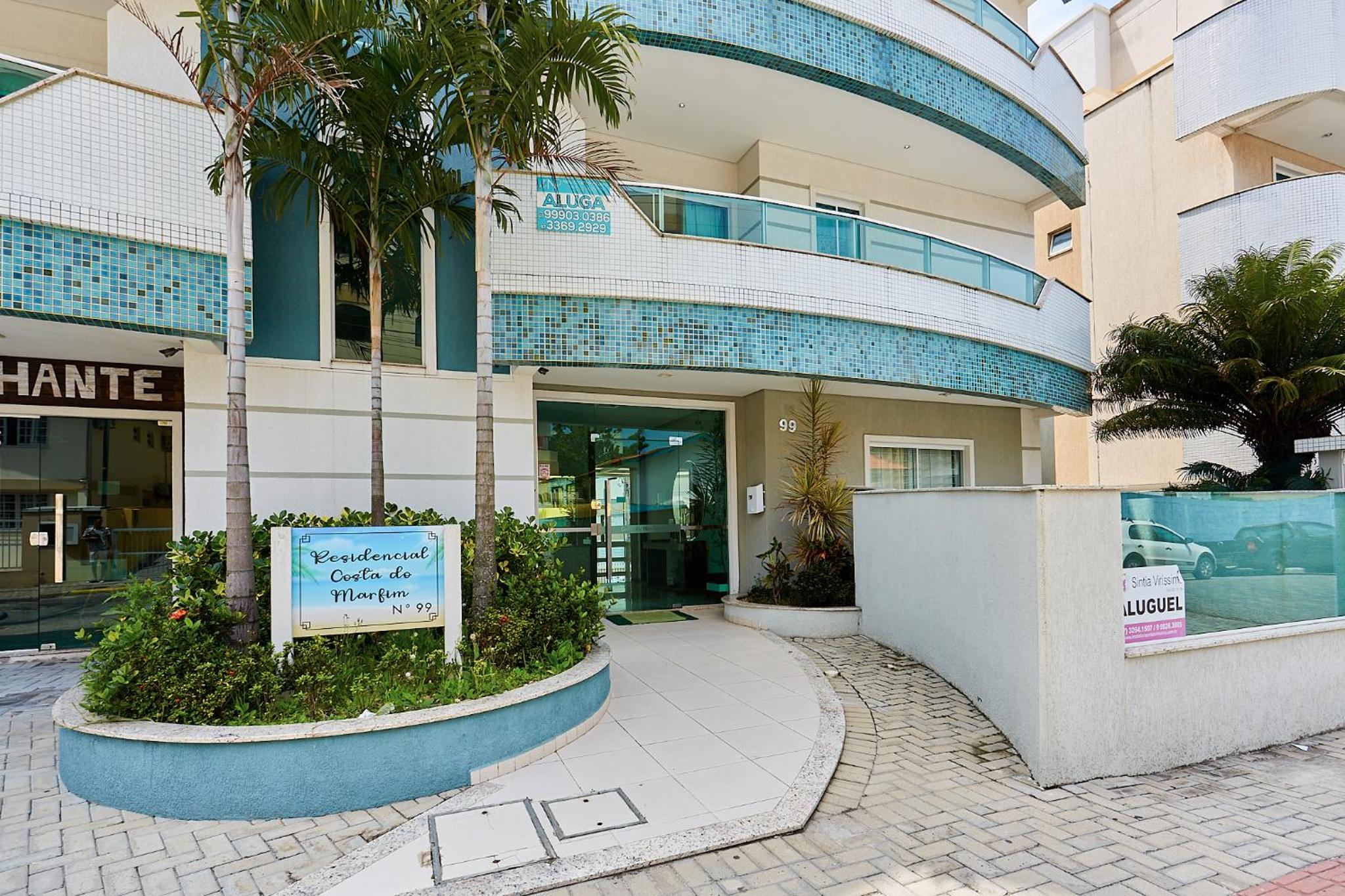 983 Apartamento de cobertura com vista para o mar com 02 suítes e 02 garagens na praia do centro de Bombinhas