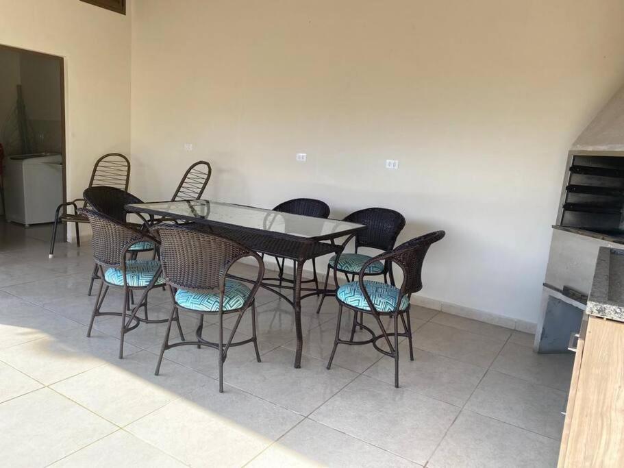 Com piscina. Casa para família.