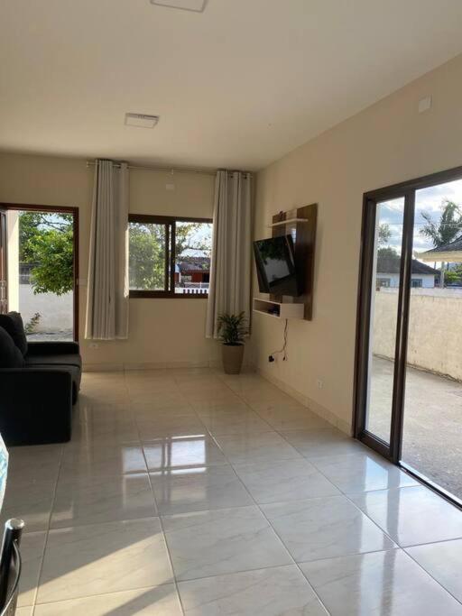 Com piscina. Casa para família.
