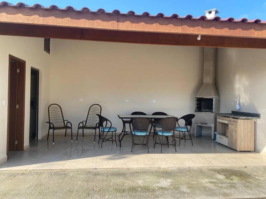 Com piscina. Casa para família.