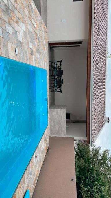 Com piscina. Casa para família.