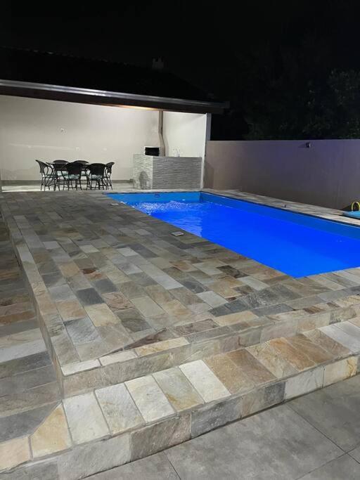 Com piscina. Casa para família.