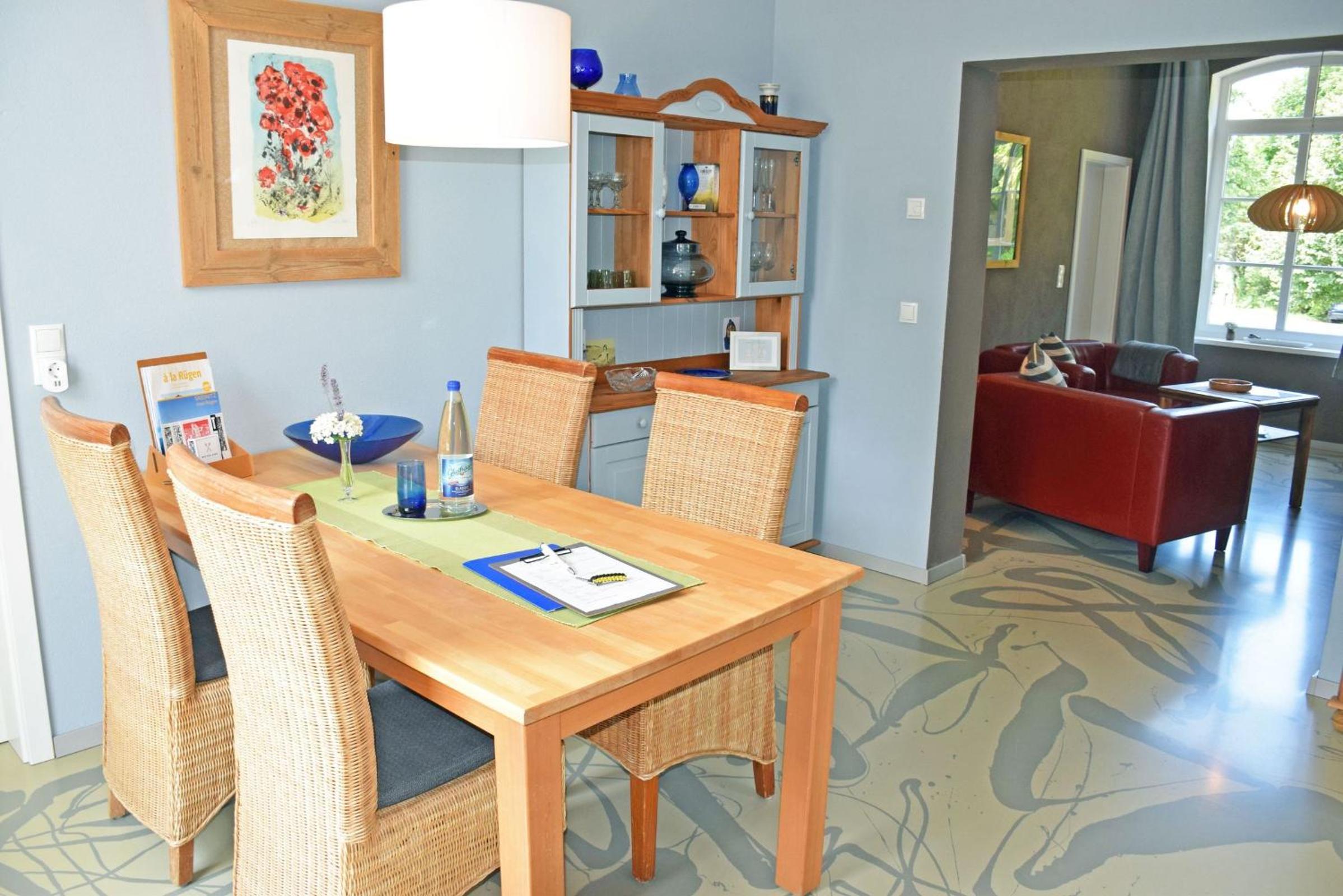 schöne Ferienwohnung mit Kamin und Terrasse in Sassnitz H
