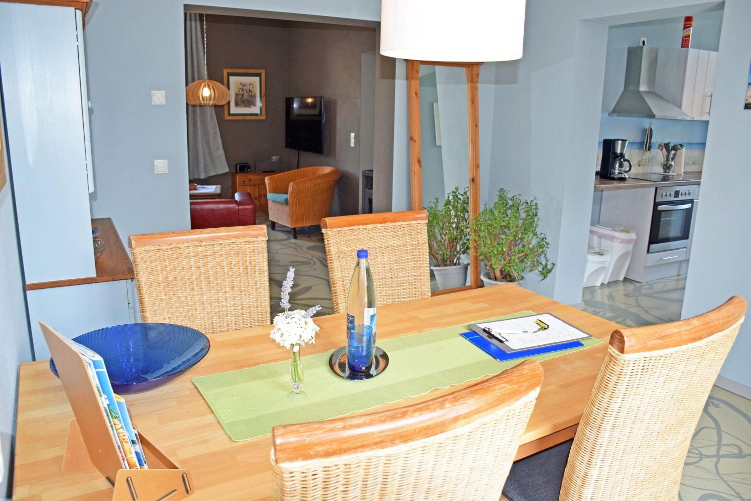 schöne Ferienwohnung mit Kamin und Terrasse in Sassnitz H