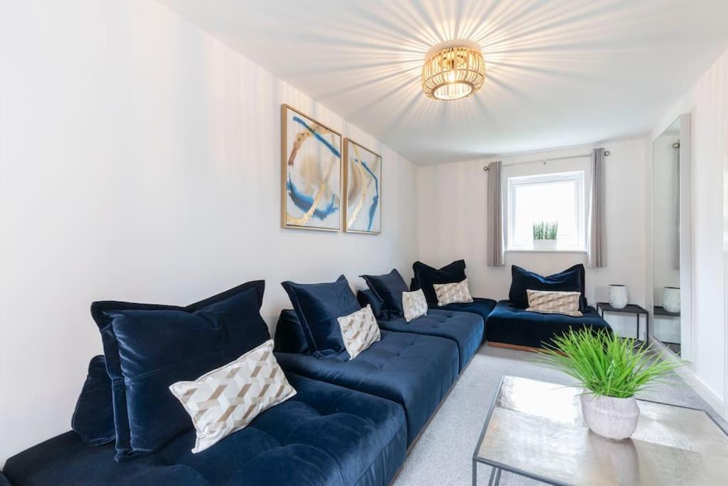 Modern 4 Bed 3 Bath Home Close to the Town Centre view 5