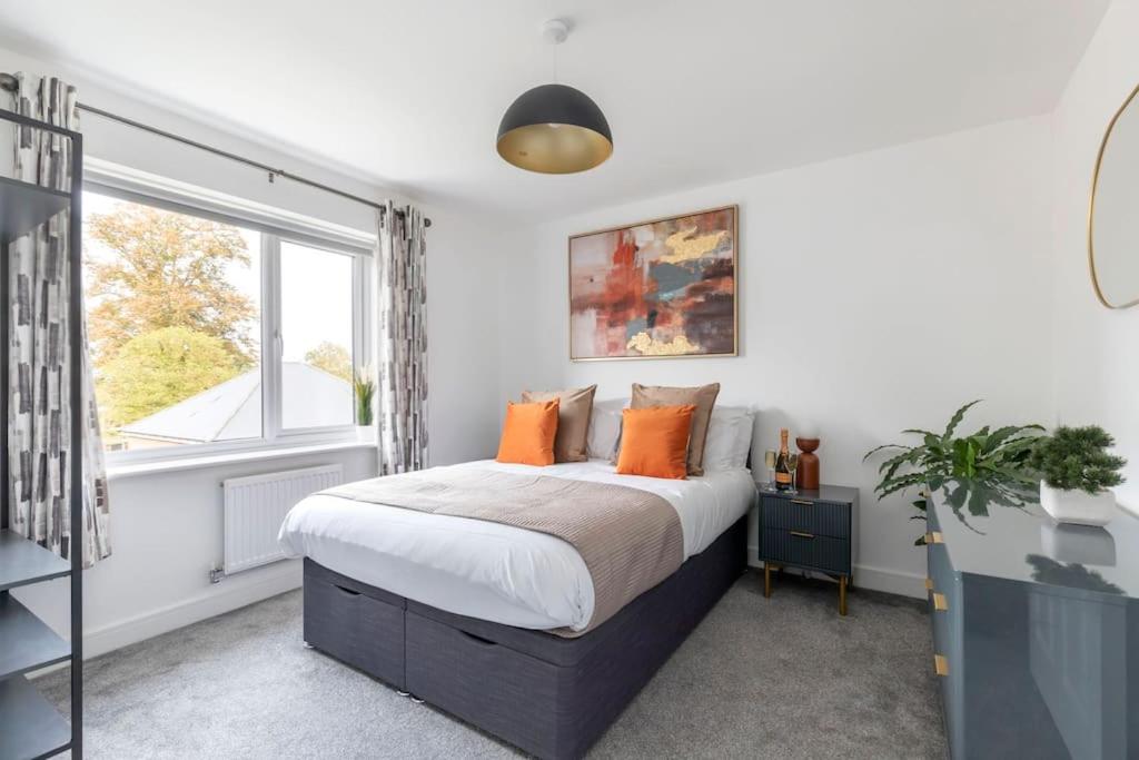 Modern 4 Bed 3 Bath Home Close to the Town Centre view 2