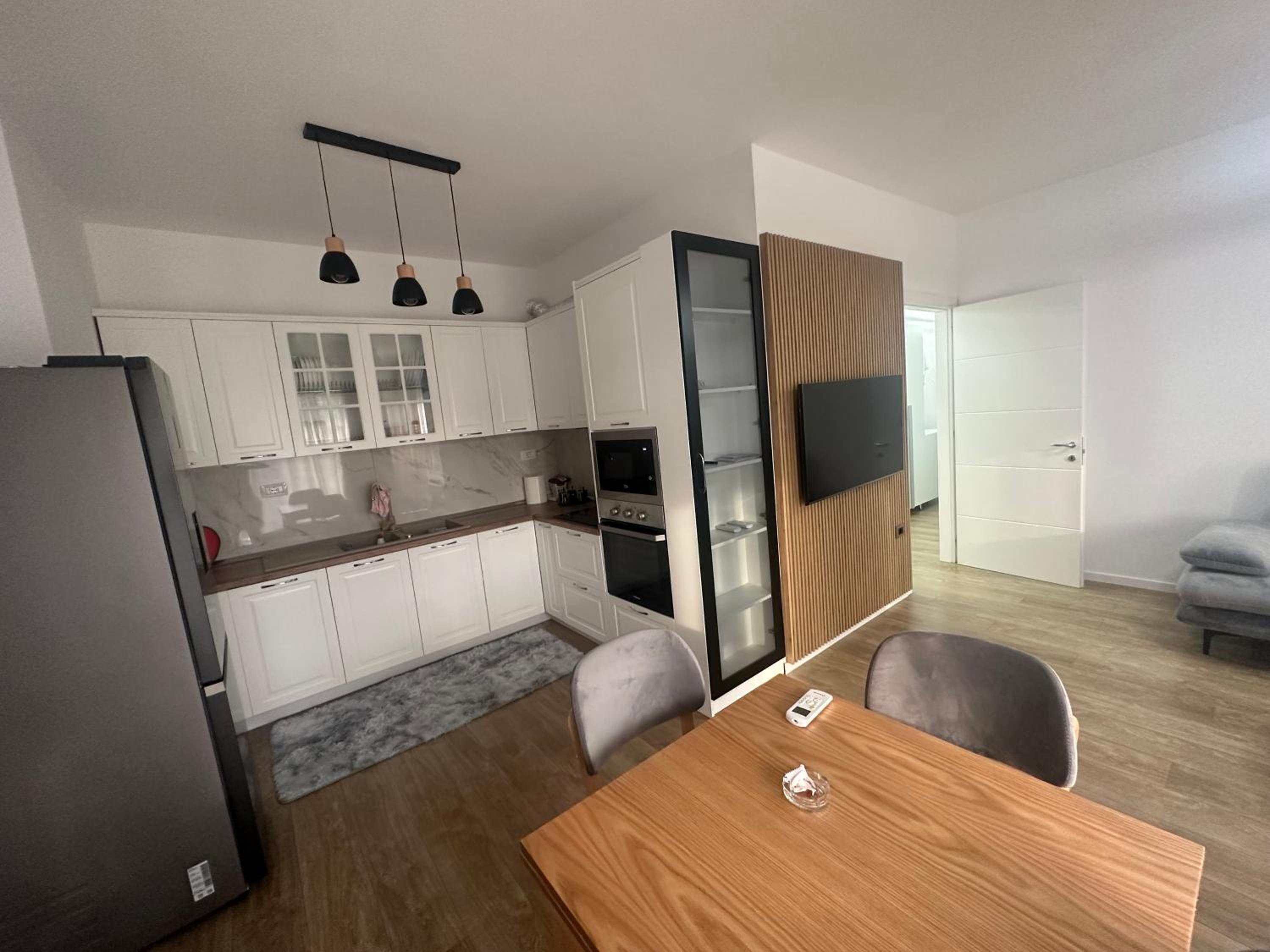 Entire Apartment 2 bedroom, 1 living room, 2 bathrooms at Liqeni artificial, Tirane