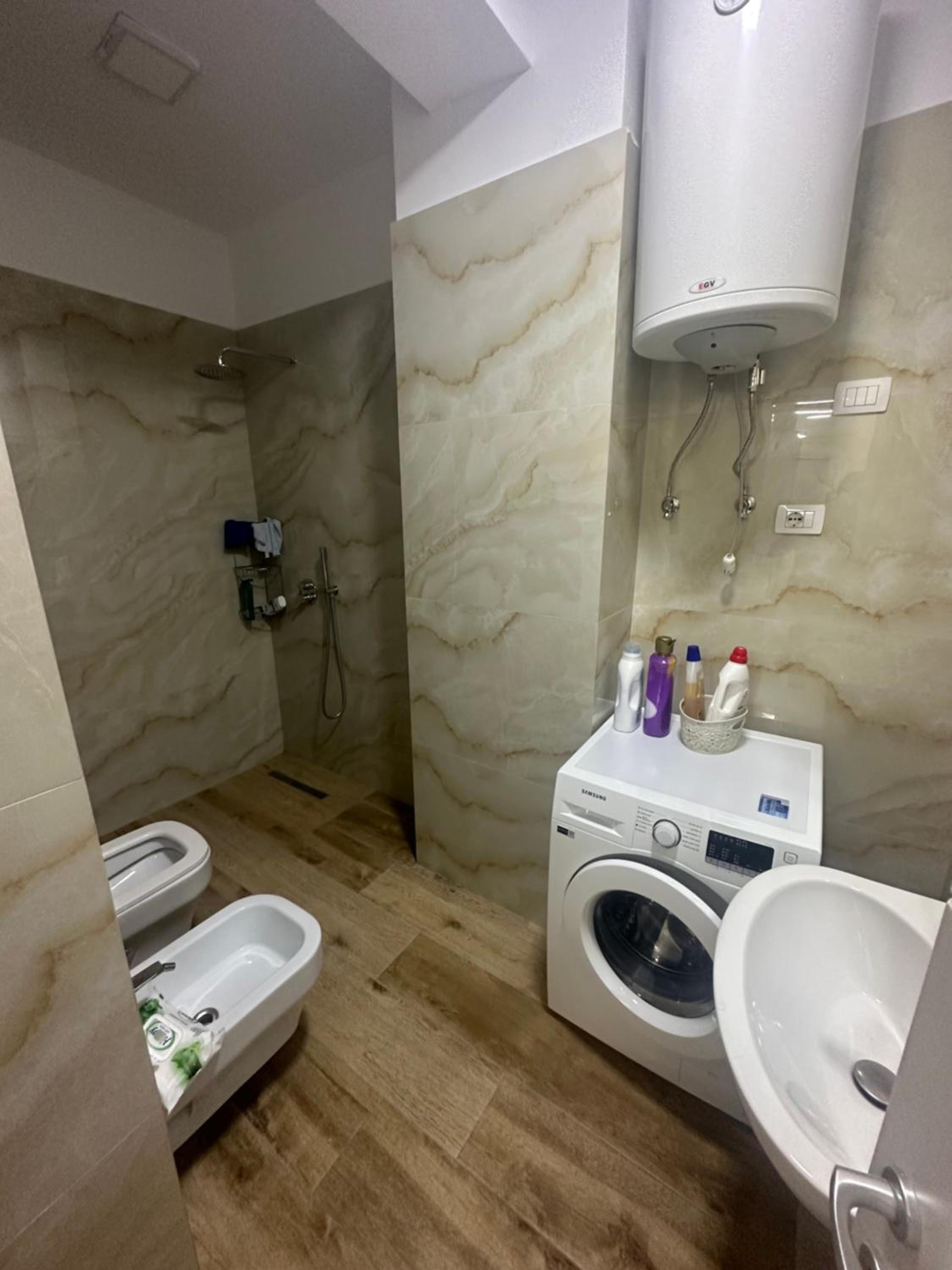 Entire Apartment 2 bedroom, 1 living room, 2 bathrooms at Liqeni artificial, Tirane