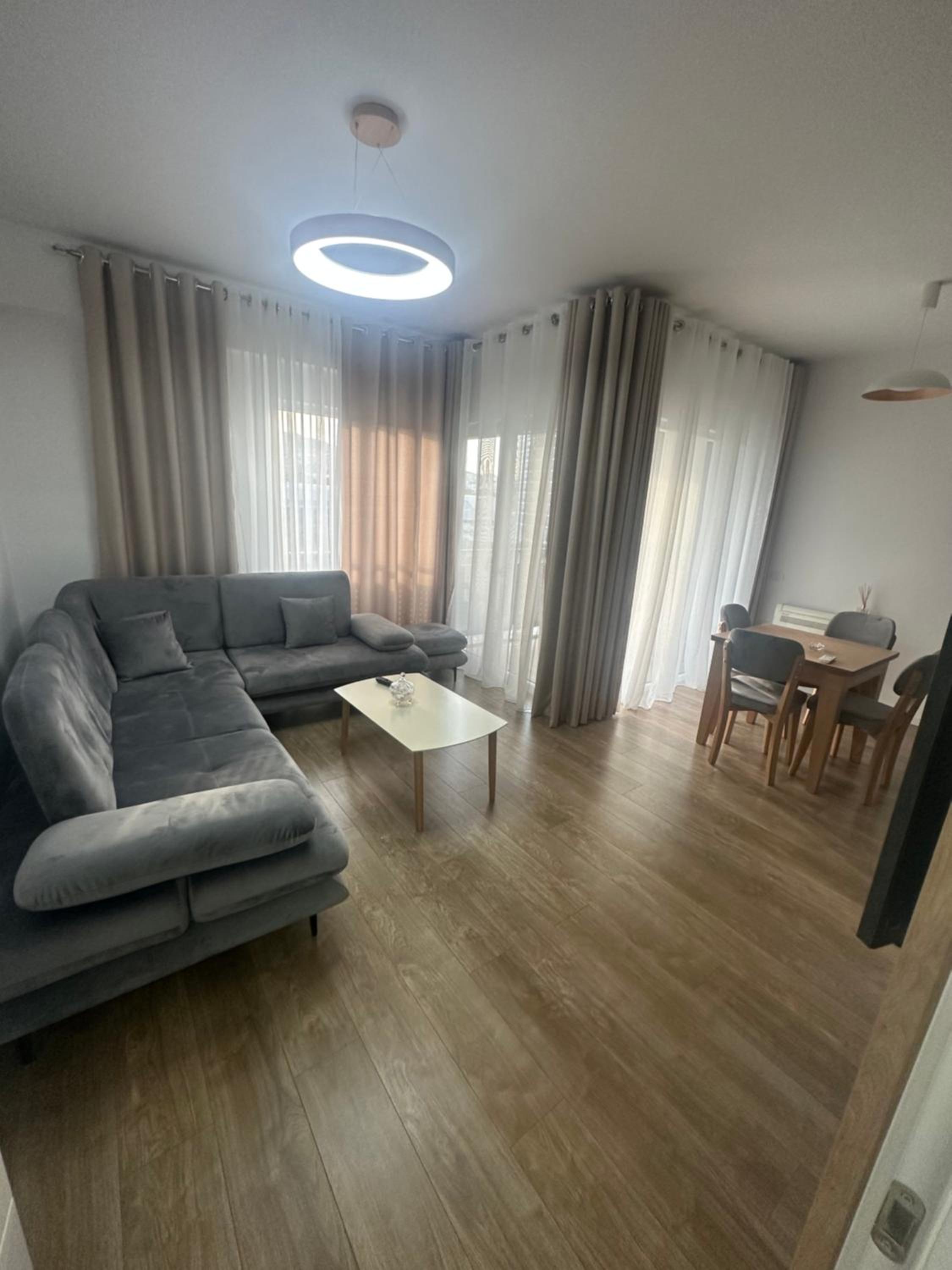 Entire Apartment 2 bedroom, 1 living room, 2 bathrooms at Liqeni artificial, Tirane