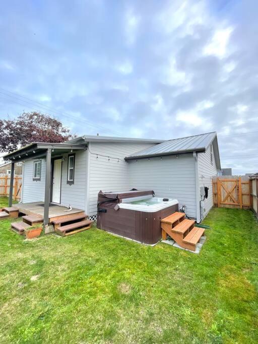 Waddle on Inn- Hot Tub, Pet Friendly, Fully Fenced, 5 Blocks to Beach! view 3