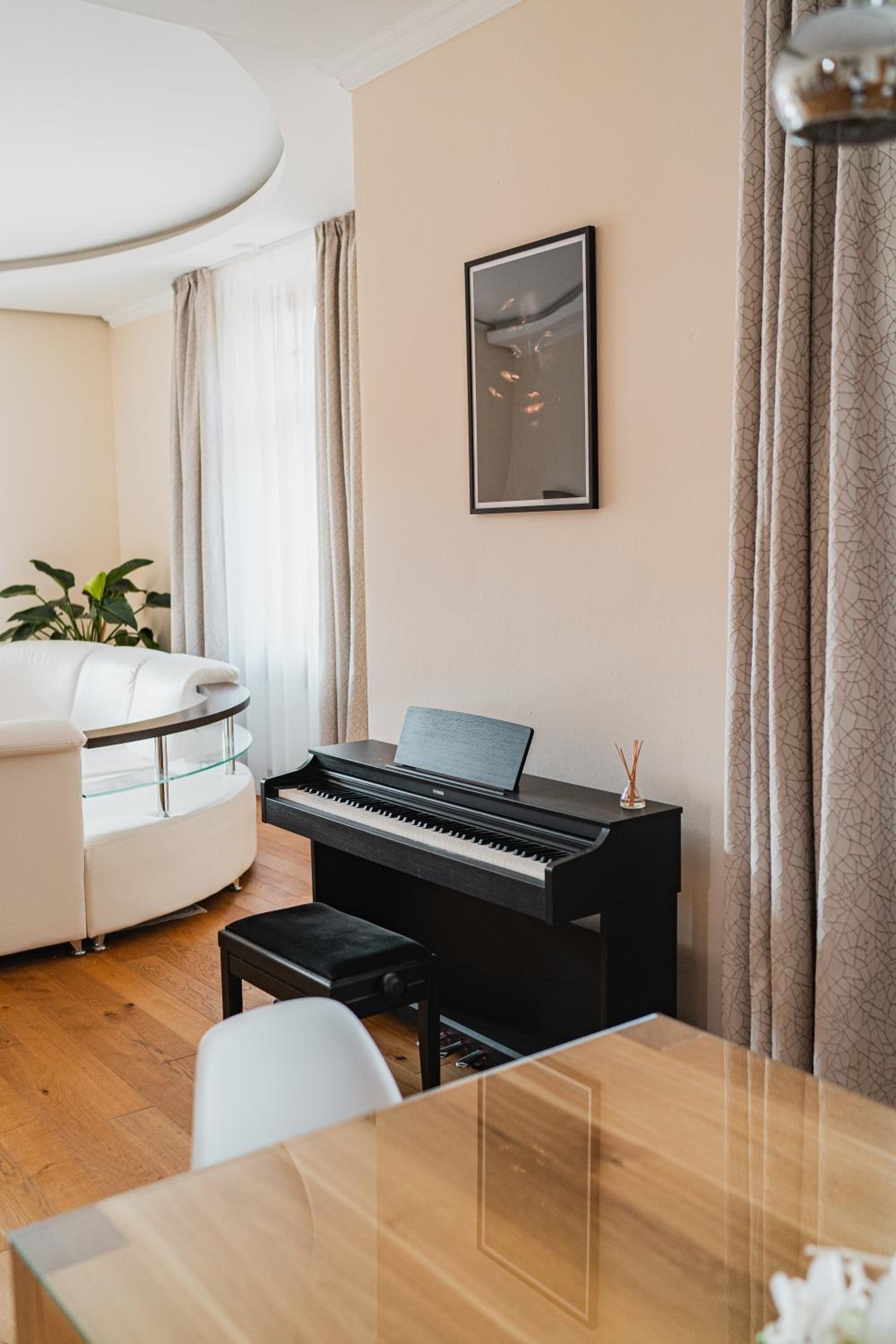 Executive 2-Bdrm central suite