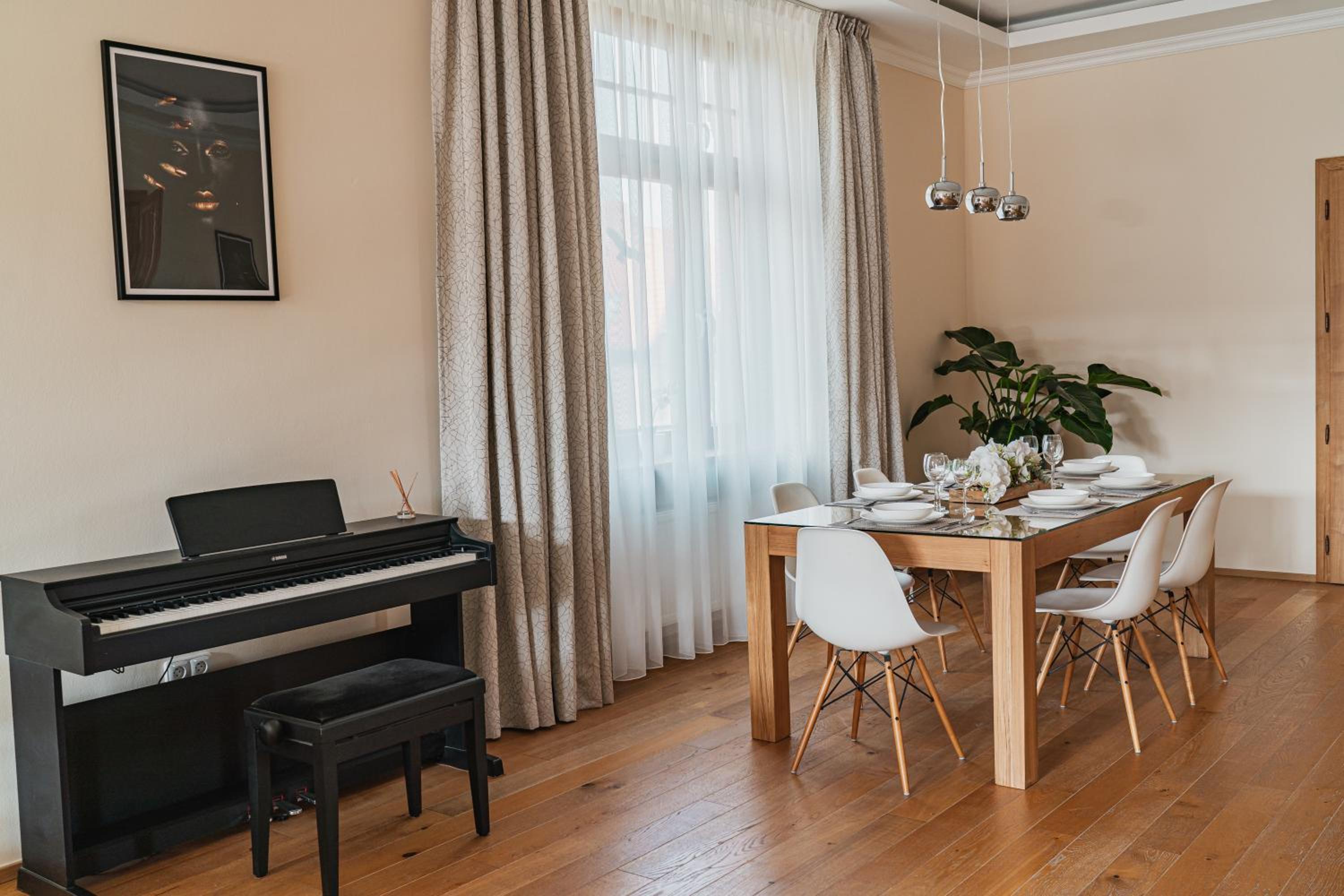 Executive 2-Bdrm central suite